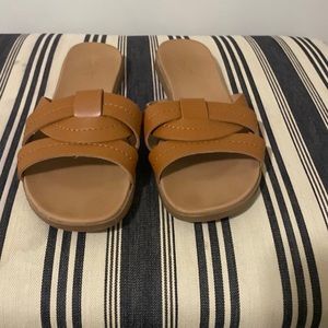 Universal threads tan sandals, size 7